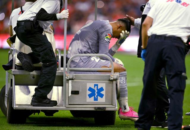 Toluca's goalkeeper #22 Luis Garcia leaves the field injured during the Liga MX Apertura tournament football match between Atlante and Toluca at Banorte stadium in Mexico City on August 15, 2026. (Photo by CARL DE SOUZA / AFP)