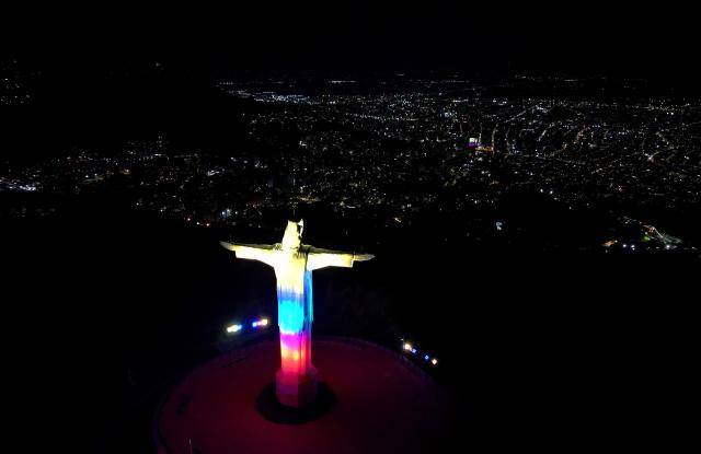 Aerial view shows the Cristo Rey monument illuminated with the Colombian flag colours after a 7.4 earthquake in Cali, Colombia on August 15, 2026. At least 287 people have died, thousands have been injured and about 379 remain unaccounted for, as the chances of finding earthquake survivors have dropped sharply since the critical 72-hour window passed, though volunteers and rescue crews continue digging through the rubble for any signs of life. (Photo by Raul ARBOLEDA / AFP)