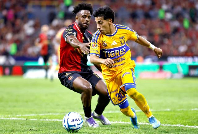 Atlas' defender #17 Jose Lozano and Tigres' forward #30 Diego Sanchez fight for the ball during the Liga MX Apertura tournament football match between Atlas and Tigres at Jalisco stadium in Guadalajara, state of Jalisco, Mexico on August 15, 2026. (Photo by ULISES RUIZ / AFP)