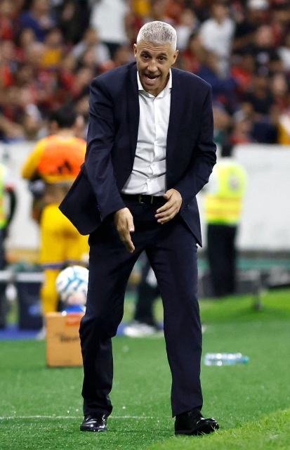 Atlas' Argentine head coach Hernan Crespo gestures during the Liga MX Apertura tournament football match between Atlas and Tigres at Jalisco stadium in Guadalajara, state of Jalisco, Mexico on August 15, 2026. (Photo by ULISES RUIZ / AFP)