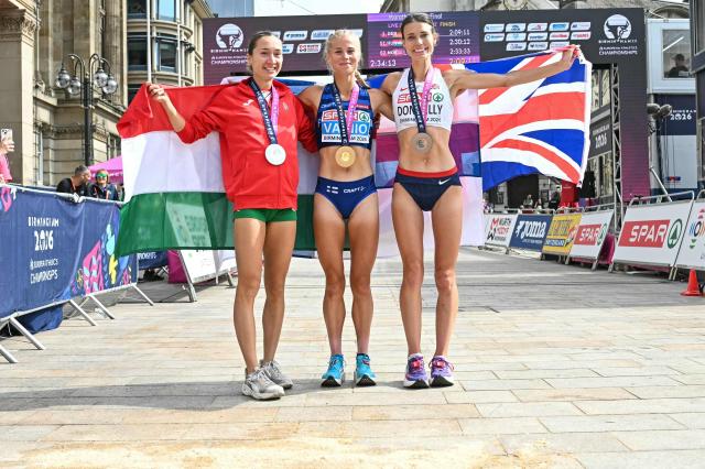 (From L) Silver medallist Hungary's Lili Anna Vindics-Toth, god medallist Finland's Alisa Vainio and bronze medallist Britain's Abbie Donnelly celebrate after competing in the women's marathon during the European Athletics Championships in Birmingham on August 16, 2026. (Photo by Paul ELLIS / AFP)