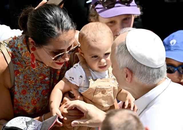 Pope Leo XIV acknowledges the faithful gathered in Piazza della Liberta (Liberty Square) in front of the Apostolic Palace during the Angelus prayer in Castel Gandolfo, southeast of Rome on August 16, 2026. (Photo by Filippo MONTEFORTE / AFP)