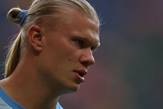 Manchester City's Norwegian striker #09 Erling Haaland warms up ahead of the English FA Community Shield football match between Arsenal and Manchester City at The Principality Stadium, in Cardiff, south Wales on August 16, 2026. (Photo by Adrian Dennis / AFP)