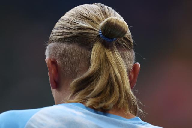 Manchester City's Norwegian striker #09 Erling Haaland warms up ahead of the English FA Community Shield football match between Arsenal and Manchester City at The Principality Stadium, in Cardiff, south Wales on August 16, 2026. (Photo by Adrian Dennis / AFP)