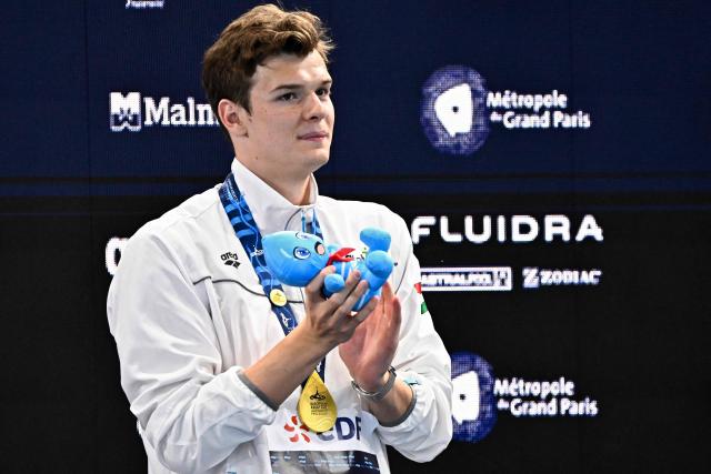 Hungary's Hubert Kos poses with his gold medal during the podium of the final of the men's 200m individual medley swimming event during the LEN European Aquatics Championships at the Olympic Aquatic Centre in Saint-Denis, northern suburbs of Paris, on August 16, 2026. (Photo by JULIEN DE ROSA / AFP)