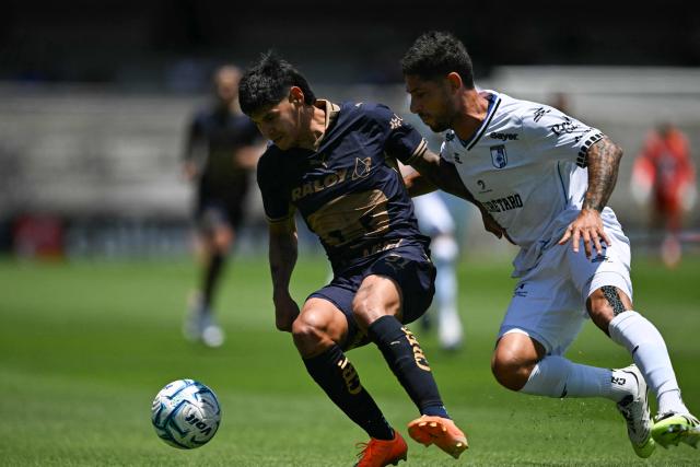 Pumas' Paraguayan forward #31 Robert Morales and Queretaro's Argentine defender #02 Lucas Abascia fight for the ball during the Liga MX Apertura tournament football match between Pumas and Queretaro at the Olimpico Universitario stadium in Mexico City, on August 16, 2026. (Photo by CARL DE SOUZA / AFP)