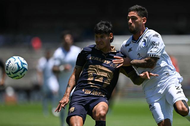 Pumas' Paraguayan forward #31 Robert Morales and Queretaro's Argentine defender #02 Lucas Abascia fight for the ball during the Liga MX Apertura tournament football match between Pumas and Queretaro at the Olimpico Universitario stadium in Mexico City, on August 16, 2026. (Photo by CARL DE SOUZA / AFP)