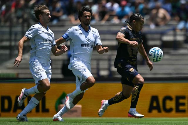 Queretaro's Spanish midfielder #04 Carlo Adriano Garcia and Queretaro's defender #13 Diego Antonio Reyes fight for the ball with Pumas' midfielder #21 Uriel Antuna during the Liga MX Apertura tournament football match between Pumas and Queretaro at the Olimpico Universitario stadium in Mexico City, on August 16, 2026. (Photo by CARL DE SOUZA / AFP)