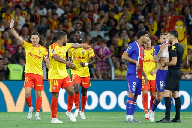 Lens' French forward #10 Florian Thauvin (L) celebrates scoring his team's first goal as PSG's Moroccan defender #02 Achraf Hakimi (2nd R) argues with French referee Jeremie Pignard during the French Super Cup (Trophee des Champions) football match between RC Lens and Paris Saint-Germain (PSG) at the Stade Bollaert-Delelis in Lens, northern France on August 16, 2026. (Photo by GEOFFROY VAN DER HASSELT / AFP)