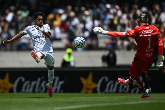 Queretaro's forward #18 Erik Duenas and Pumas' Costa Rican goalkeeper #01 Keylor Navas fight for the ball during the Liga MX Apertura tournament football match between Pumas and Queretaro at the Olimpico Universitario stadium in Mexico City, on August 16, 2026. (Photo by CARL DE SOUZA / AFP)