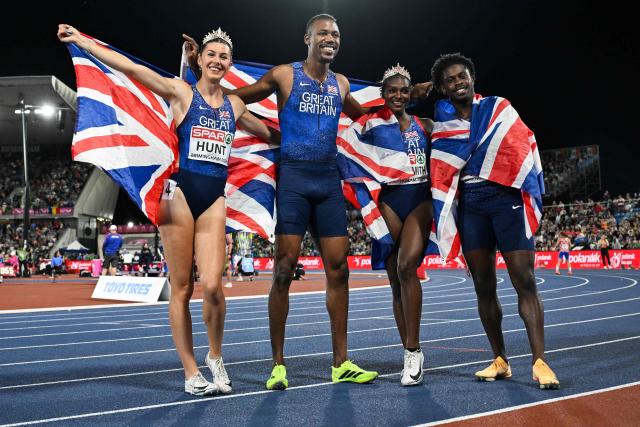 (From L) Gold medallists Britain's Amy Hunt, Britain's Zharnel Hughes, Britain's Dina Asher-Smith Britain's Jeremiah Azu celebrate breaking the European Record and winning the mixed 4 x 100m relay final during the European Athletics Championships at Alexander Stadium in Birmingham on August 16, 2026. (Photo by Paul ELLIS / AFP)