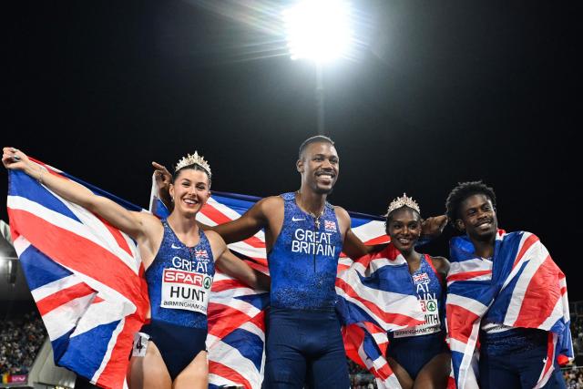 (From L) Gold medallists Britain's Amy Hunt, Britain's Zharnel Hughes, Britain's Dina Asher-Smith Britain's Jeremiah Azu celebrate breaking the European Record and winning the mixed 4 x 100m relay final during the European Athletics Championships at Alexander Stadium in Birmingham on August 16, 2026. (Photo by Paul ELLIS / AFP)