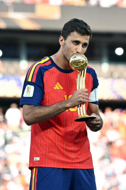 (FILES) Spain's midfielder #16 Rodri kisses his most valuable player trophy at the end of the 2026 World Cup football tournament final match between Spain and Argentina at the New York/New Jersey Stadium in East Rutherford on July 19, 2026. Barcelona have reached a deal with Manchester City to sign Spanish World Cup winner Rodri, a source from the Catalan club told AFP on August 16, 2026. (Photo by Mandel NGAN / AFP)