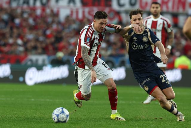River Plate's defender #06 Anibal Moreno and Argentinos Juniors' forward #27 Tomas Molina fight for the ball during the Argentine Professional League 2026 Clausura football match between River Plate and Argentinos Juniors at MAS Monumental Stadium in Buenos Aires on August 16, 2026. (Photo by Alejandro PAGNI / AFP)