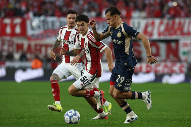 River Plate's midfielder #50 Tobias Andrada and Argentinos Juniors' defender #29 Emiliano Viveros fight for the ball during the Argentine Professional League 2026 Clausura football match between River Plate and Argentinos Juniors at MAS Monumental Stadium in Buenos Aires on August 16, 2026. (Photo by Alejandro PAGNI / AFP)