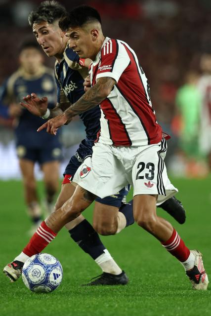 River Plate's forward #23 Thiago Almada and Argentinos Juniors' midfielder #10 Alan Lescano fight for the ball during the Argentine Professional League 2026 Clausura football match between River Plate and Argentinos Juniors at MAS Monumental Stadium in Buenos Aires on August 16, 2026. (Photo by Alejandro PAGNI / AFP)