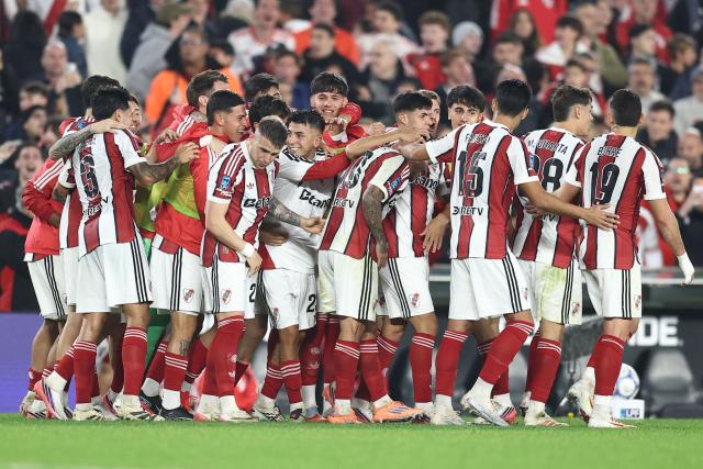 River Plate's midfielder #10 Angel Correa (C) celebrates after scoring his team's second goal from the penalty spot during the Argentine Professional League 2026 Clausura football match between River Plate and Argentinos Juniors at MAS Monumental Stadium in Buenos Aires on August 16, 2026. (Photo by Alejandro PAGNI / AFP)