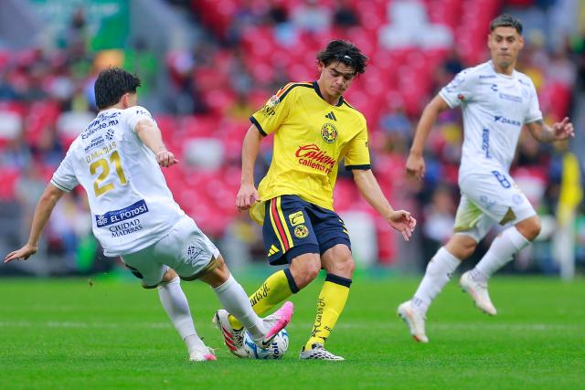 San Luis' midfielder #21 Oscar Macias and America's midfielder #34 Dagoberto Espinoza fight for the ball during the Liga MX Apertura tournament football match between America and San Luis at the Banorte stadium in Mexico City, on August 16, 2026. (Photo by AFP)