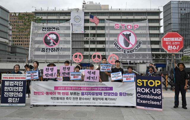 South Korean protesters hold placards as they attend a rally to oppose the joint military exercise between South Korea and the US named Ulchi Freedom Shield (UFS), in front of the US embassy in Seoul on August 17, 2026. South Korea's defence ministry said on August 17, that its joint military exercise with the United States has started after President Donald Trump's announcement it would be scaled back. (Photo by Jung Yeon-je / AFP)