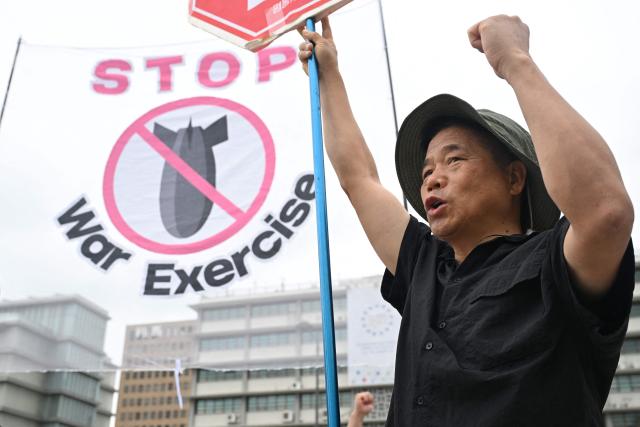 A South Korean protester shouts slogans during a rally to oppose the joint military exercise between South Korea and the US named Ulchi Freedom Shield (UFS), in front of the US embassy in Seoul on August 17, 2026. South Korea's defence ministry said on August 17, that its joint military exercise with the United States has started after President Donald Trump's announcement it would be scaled back. (Photo by Jung Yeon-je / AFP)