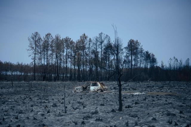 This picture shows a burned car hit by the wildfire that swept through the Gironde region in Le Porge, south-western France on August 15, 2026. Around 180 homes were destroyed by the flames in the municipality of Le Porge (population 3,500), on a total of 45000 ha. No fatalities or civilian injuries have been reported. (Photo by Olivier MORIN / AFP)