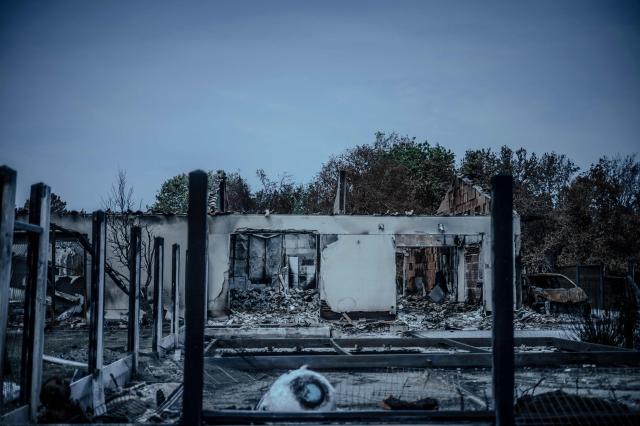 This picture shows a burned house hit by the wildfire that swept through the Gironde region in Le Porge, south-western France on August 15, 2026. Around 180 homes were destroyed by the flames in the municipality of Le Porge (population 3,500), on a total of 45000 ha. No fatalities or civilian injuries have been reported. (Photo by Olivier MORIN / AFP)