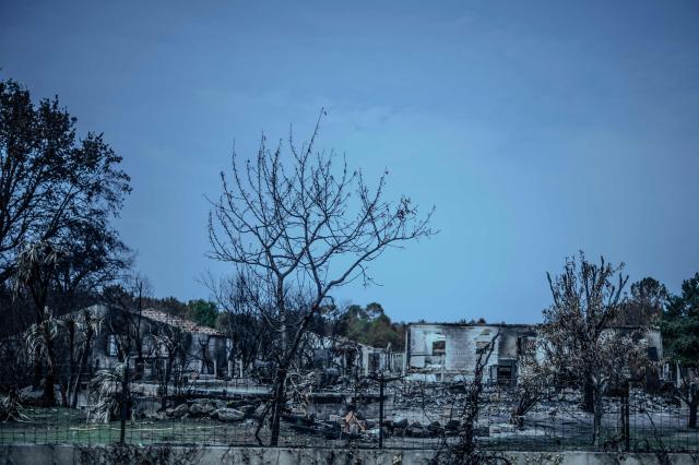 This picture shows a burned house hit by the wildfire that swept through the Gironde region in Le Porge, south-western France on August 15, 2026. Around 180 homes were destroyed by the flames in the municipality of Le Porge (population 3,500), on a total of 45000 ha. No fatalities or civilian injuries have been reported. (Photo by Olivier MORIN / AFP)