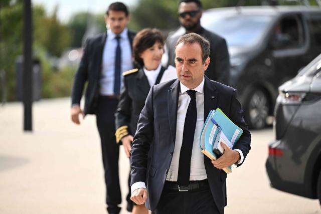 France's Prime Minister Sebastien Lecornu arrives for a meeting with officials at Technowest in Merignac, on the outskirts of Bordeaux, south-western France on August 17, 2026 following the giant wildfire. About 200 people in the French village of Le Porge, where 183 homes were destroyed in a giant wildfire last month, jeered France's Prime Minister as he arrived for a visit to the devastated western Gironde region on August 17, 2026. (Photo by Christophe ARCHAMBAULT / POOL / AFP)