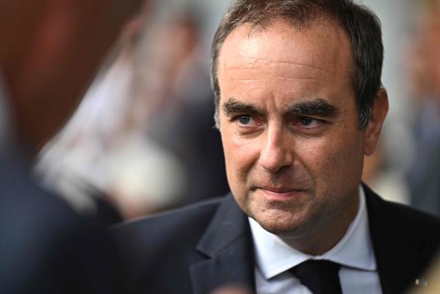 France's Prime Minister Sebastien Lecornu arrives for a meeting with officials at Technowest in Merignac, on the outskirts of Bordeaux, south-western France on August 17, 2026 following the giant wildfire. About 200 people in the French village of Le Porge, where 183 homes were destroyed in a giant wildfire last month, jeered France's Prime Minister as he arrived for a visit to the devastated western Gironde region on August 17, 2026. (Photo by Christophe ARCHAMBAULT / POOL / AFP)