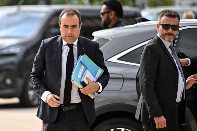 France's Prime Minister Sebastien Lecornu arrives for a meeting with officials at Technowest in Merignac, on the outskirts of Bordeaux, south-western France on August 17, 2026 following the giant wildfire. About 200 people in the French village of Le Porge, where 183 homes were destroyed in a giant wildfire last month, jeered France's Prime Minister as he arrived for a visit to the devastated western Gironde region on August 17, 2026. (Photo by Christophe ARCHAMBAULT / POOL / AFP)