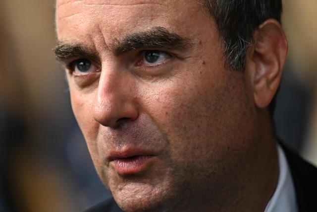 France's Prime Minister Sebastien Lecornu arrives for a meeting with officials at Technowest in Merignac, on the outskirts of Bordeaux, south-western France on August 17, 2026 following the giant wildfire. About 200 people in the French village of Le Porge, where 183 homes were destroyed in a giant wildfire last month, jeered France's Prime Minister as he arrived for a visit to the devastated western Gironde region on August 17, 2026. (Photo by Christophe ARCHAMBAULT / POOL / AFP)