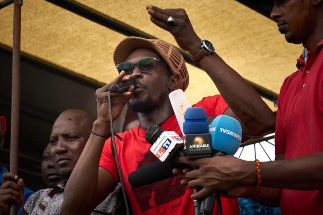 (FILES) Malian activist Ras Bath delivers a speech to the crowd during rally to protest results of presidential runoff vote on August 18, 2018, in Bamako. A Malian court sentenced on Monday a prominent journalist and an influencer, who had both criticised the ruling junta, to seven years in jail, an AFP journalist saw. 
Television and radio commentator Mohamed Youssouf Bathily -- alias Ras Bath -- was convicted by the court in Bamako of criminal conspiracy and discrediting the state, alongside Rokia Doumbia, a noted campaigner known online as "Rose, the cost of living". (Photo by Michele CATTANI / AFP)