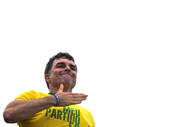 Brazil’s right-wing presidential candidate and senator Flavio Bolsonaro gestures to supporters during a campaign rally at Copacabana Beach in Rio de Janeiro, Brazil, on August 16, 2026. Brazilians will go to the polls next October 4 once again deeply polarized and under the shadow of US President Donald Trump, who has backed conservative candidates in recent elections in Latin America. (Photo by MAURO PIMENTEL / AFP)