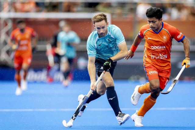 England's David Goodfield (L) and India's Nilakanta Sharma (R) fight for the ball during the 2026 FIH Men's Hockey World Cup group stage match between India and England at the Wagener Stadium in Amstelveen, western Netherlands, on August 17, 2026. (Photo by Koen van Weel / ANP / AFP) / Netherlands OUT