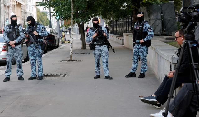 Police officers block access to the front of a court building as Russia's liberal Yabloko party leader Nikolay Rybakov (unseen) attends a Russia's Supreme Court session reviewing the appeal by Yabloko against its ban from taking part in the legislative elections, in Moscow on August 17, 2026. On August 10, 2026, Russia's Supreme Court barred Yabloko - the only party opposed to the offensive against Ukraine - from the elections, upholding a legal action brought by a pro-Kremlin nationalist party. (Photo by TATYANA MAKEYEVA / AFP)