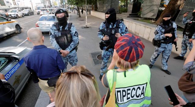Police officers block the press from accessing the front of a court building as Russia's liberal Yabloko party leader Nikolay Rybakov (unseen) attends a Russia's Supreme Court session reviewing the appeal by Yabloko against its ban from taking part in the legislative elections, in Moscow on August 17, 2026. On August 10, 2026, Russia's Supreme Court barred Yabloko - the only party opposed to the offensive against Ukraine - from the elections, upholding a legal action brought by a pro-Kremlin nationalist party. (Photo by TATYANA MAKEYEVA / AFP)