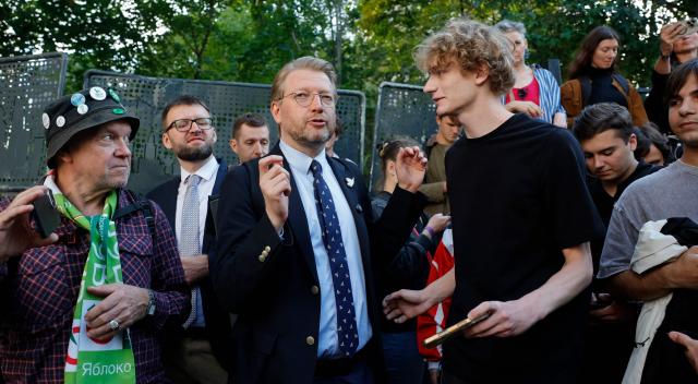 Russia's liberal Yabloko party leader Nikolay Rybakov (C) talks outside a Russian Supreme Court session reviewing the appeal by Yabloko against it's ban from taking part in the legislative elections, in Moscow on August 17, 2026. On August 10, 2026, Russia's Supreme Court barred Yabloko - the only party opposed to the offensive against Ukraine - from the elections, upholding a legal action brought by a pro-Kremlin nationalist party. (Photo by TATYANA MAKEYEVA / AFP)