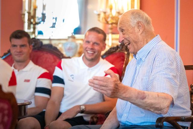 (FILES) King Harald V of Norway (R) speaks with Members of Norway's national football team including Norway's goalkeeper Orjan Nyland (C) during a reception with the Royal family at the palace in Oslo after their return to Norway from the USA on July 13, 2026. Norway's 89-year-old King Harald was hospitalised on August 17, 2026 and put on sick leave for two weeks, the royal palace announced. (Photo by Amanda Pedersen Giske / NTB / AFP) / Norway OUT