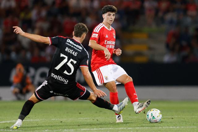 Benfica's Portuguese midfielder #16 Manu Silva (R) is challenged by Casa Pia's Portuguese defender #75 Pedro Rosas during the Portuguese League football match between Casa Pia AC and SL Benfica at the Municpal Stadium in Rio Maior, north of Lisbon on August 17, 2026. (Photo by FILIPE AMORIM / AFP)