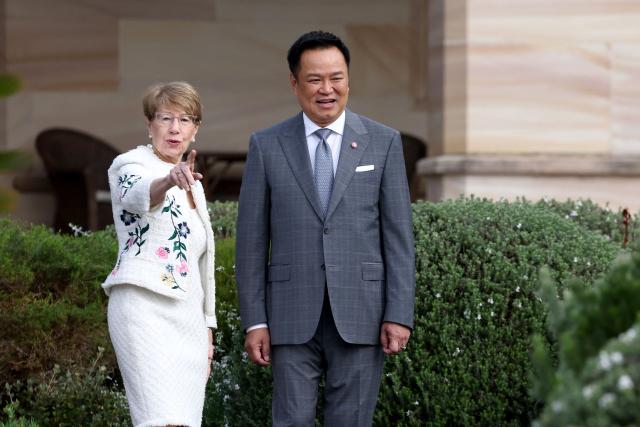 Thailand's Prime Minister Anutin Charnvirakul (R) talks with the Governor of New South Wales Margaret Beazley (L) during an official function at Government House in Sydney on August 18, 2026. (Photo by DAVID GRAY / AFP)