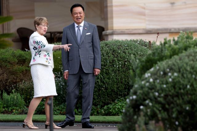 Thailand's Prime Minister Anutin Charnvirakul (R) talks with the Governor of New South Wales Margaret Beazley (L) during an official function at Government House in Sydney on August 18, 2026. (Photo by DAVID GRAY / AFP)