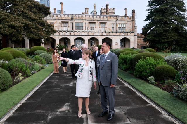 Thailand's Prime Minister Anutin Charnvirakul (R) talks with the Governor of New South Wales Margaret Beazley (C) during an official function at Government House in Sydney on August 18, 2026. (Photo by DAVID GRAY / AFP)