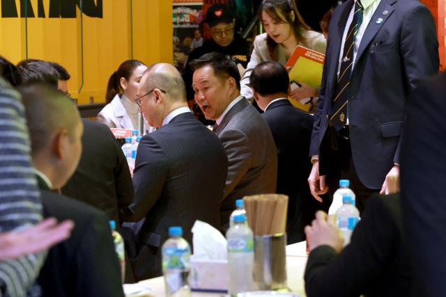 Thailand's Prime Minister Anutin Charnvirakul (C) reacts as he eats in a restaurant during a visit to Thaitown in Sydney on August 18, 2026. The Thai Prime Minister is on a three-day official visit to Australia. (Photo by DAVID GRAY / AFP)