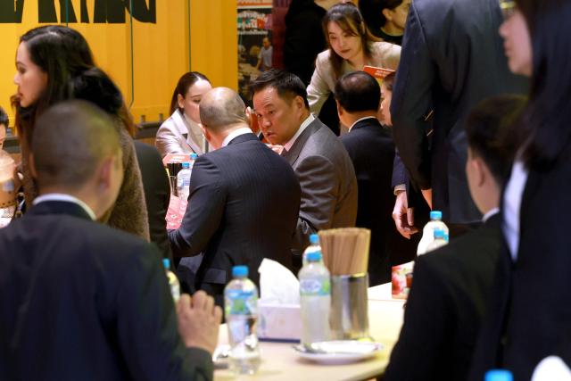 Thailand's Prime Minister Anutin Charnvirakul (C) reacts as he eats in a restaurant during a visit to Thaitown in Sydney on August 18, 2026. The Thai Prime Minister is on a three-day official visit to Australia. (Photo by DAVID GRAY / AFP)