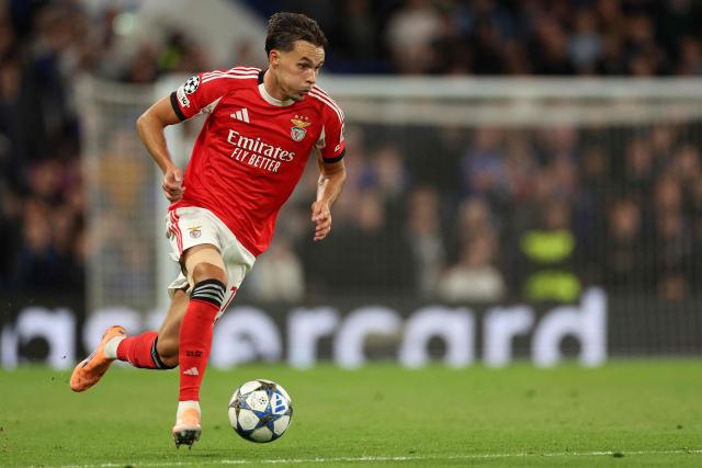 (FILES) Benfica's Bosnian defender #17 Amar Dedic runs with the ball during the UEFA Champions League, league phase football match between Chelsea and Benfica at Stamford Bridge in London on September 30, 2025. Newcastle United announced on August 18, the signing of Bosnian full-back Amar Dedic from the Portuguese club Benfica for a fee estimated at Ј30 million (Ђ35 million). (Photo by Adrian Dennis / AFP)