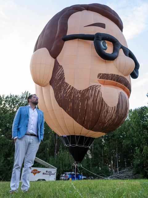 Sweden Democrats party leader Jimmie Akesson stands in front of a giant air balloon depicting his image during his election campaign in Norsborg, near Stockholm, on August 18, 2026, ahead of Sweden’s general election in September. (Photo by Jonathan NACKSTRAND / AFP)