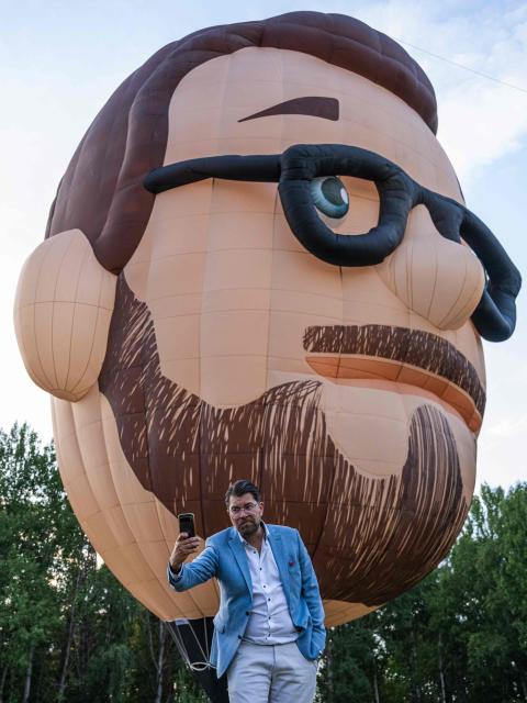 Sweden Democrats party leader Jimmie Akesson takes a selfie in front of a giant air balloon depicting his image during his election campaign in Norsborg, near Stockholm, on August 18, 2026, ahead of Sweden’s general election in September. (Photo by Jonathan NACKSTRAND / AFP)