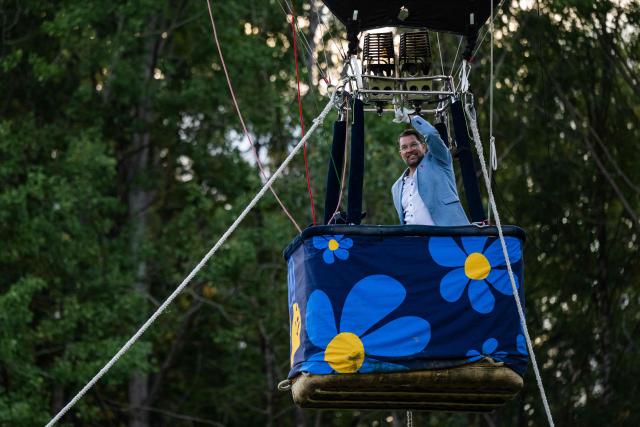 Sweden Democrats party leader Jimmie Akesson takes off in a giant air balloon depicting his image during his election campaign in Norsborg, near Stockholm, on August 18, 2026, ahead of Sweden’s general election in September. (Photo by Jonathan NACKSTRAND / AFP)