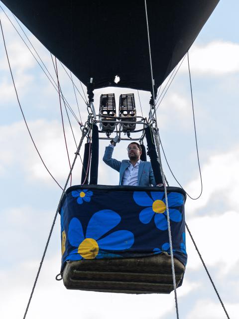 Sweden Democrats party leader Jimmie Akesson takes off in a giant air balloon depicting his image during his election campaign in Norsborg, near Stockholm, on August 18, 2026, ahead of Sweden’s general election in September. (Photo by Jonathan NACKSTRAND / AFP)
