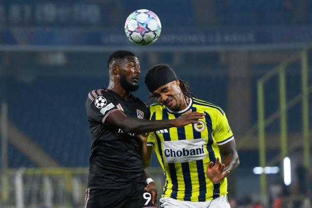 Lyon's English defender #98 Ainsley Maitland-Niles (L) and Fenerbahce's British midfielder #03 Archie Brown (R) fight for the ball during the UEFA Champions League qualifying playoff - first leg football match between Fenerbahce SK and Olympique Lyonnais (OL) at the Sukru Saracoglu Stadium in Istanbul on August 18, 2026. (Photo by YASIN AKGUL / AFP)